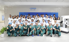 深圳北大医院抽脂找谁？2张表说清，选对医生+避坑，少花 2万冤枉钱